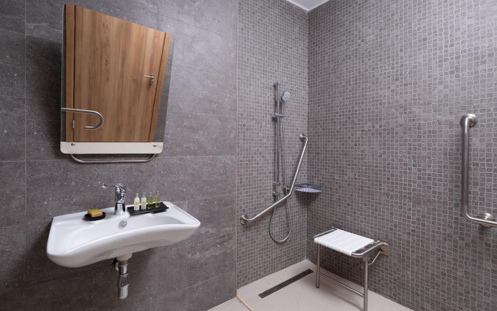 Doubletree By Hilton Almaty Hotel Екстериор снимка
